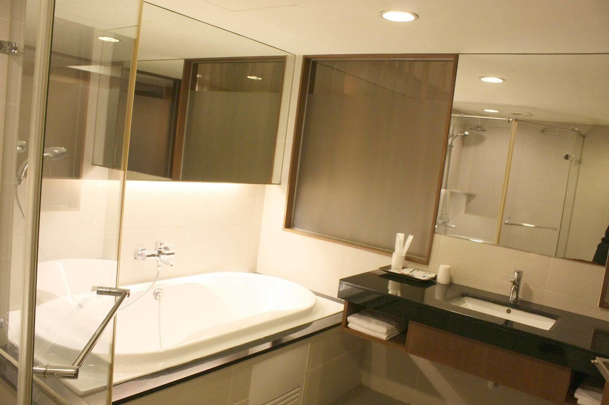Vip Hotel Taipei Exterior photo